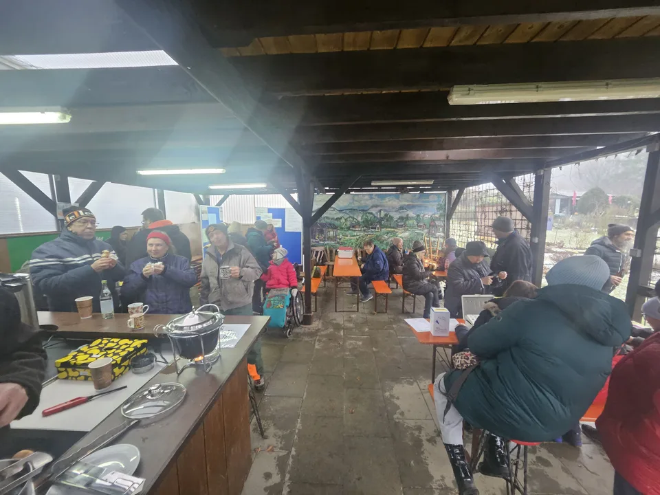 Gäste im Pavillon beim Essen und Trinken
