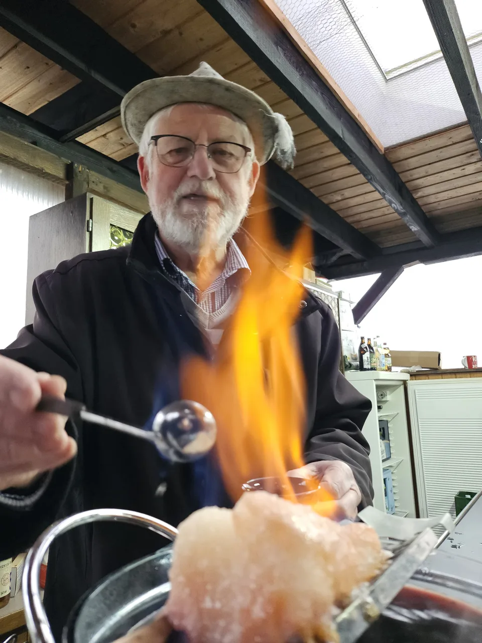 Feuerzangenbowle: brennender Zuckerhut über dem Topf