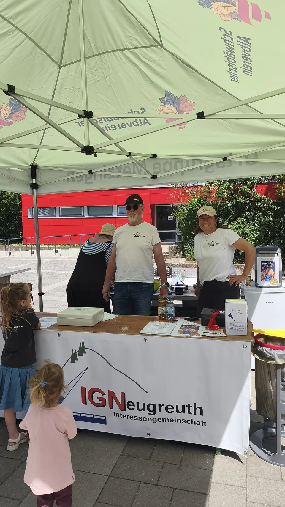 Der Stand der IG Neugreuth mit Banner und Pavillon beim Flohmarkt